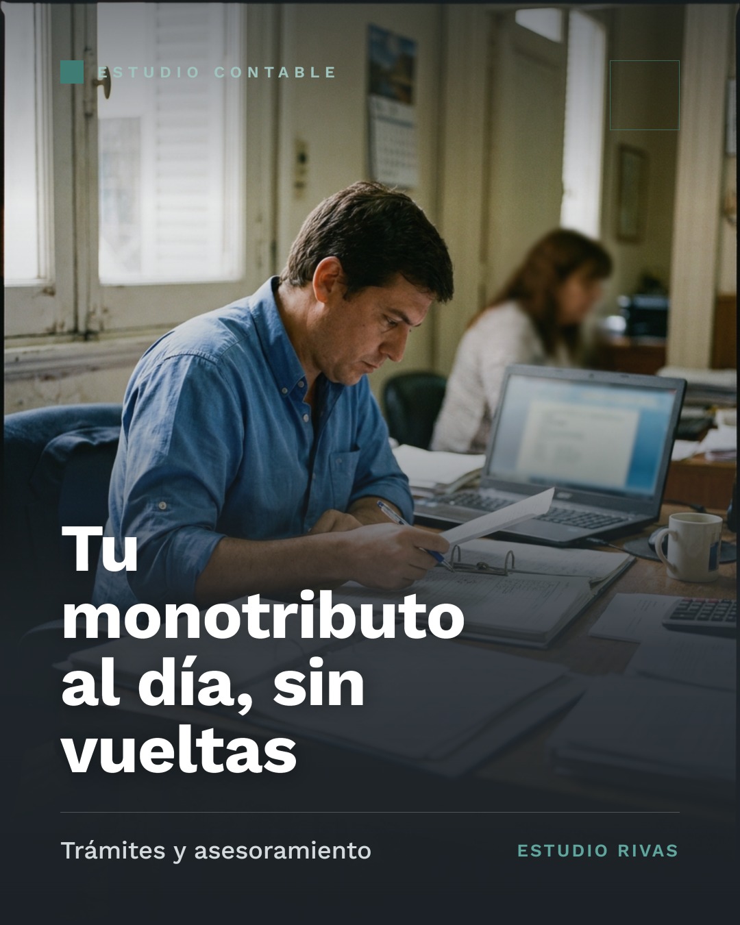 Flyer de diseño para un estudio contable: 'Tu monotributo al día, sin vueltas', paleta grafito con verde azulado